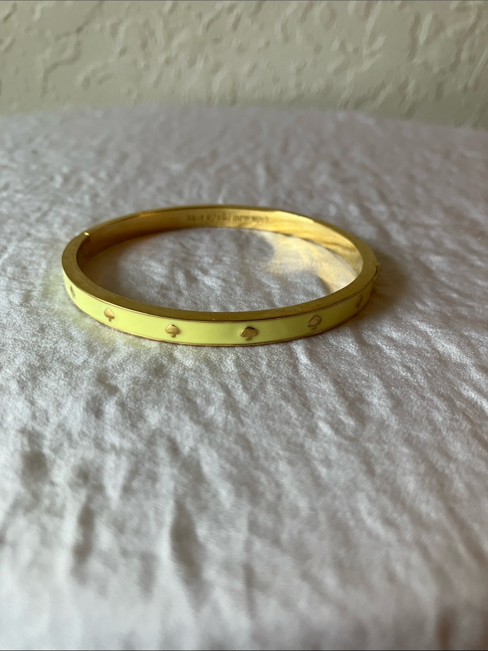 kate spade: yellow enamel spade-detail bangle bracelet- clasp- gold ton
